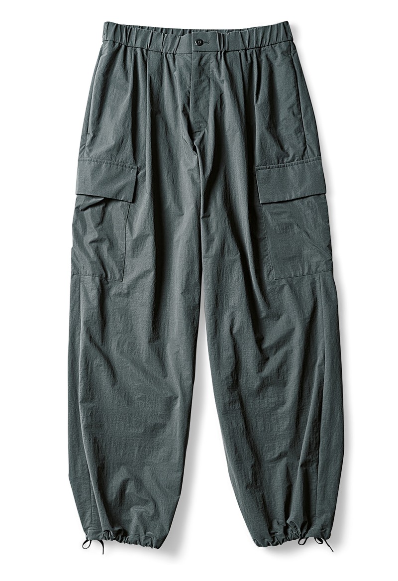 パンツ5万600円／エイトン（エイトン青山）
