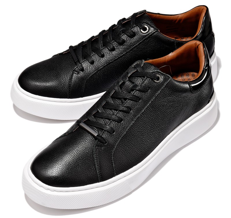 ▲ スニーカー1万9800円/デバイス1(アウール阪急メンズ大阪)