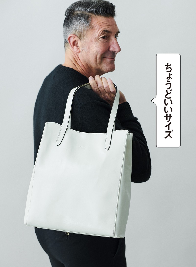 トートバッグ9万200円/ダニエル&ボブ、ニット4万9500円/スリードッツ、パンツ5万2800円/PT トリノ(すべて買えるLEON)