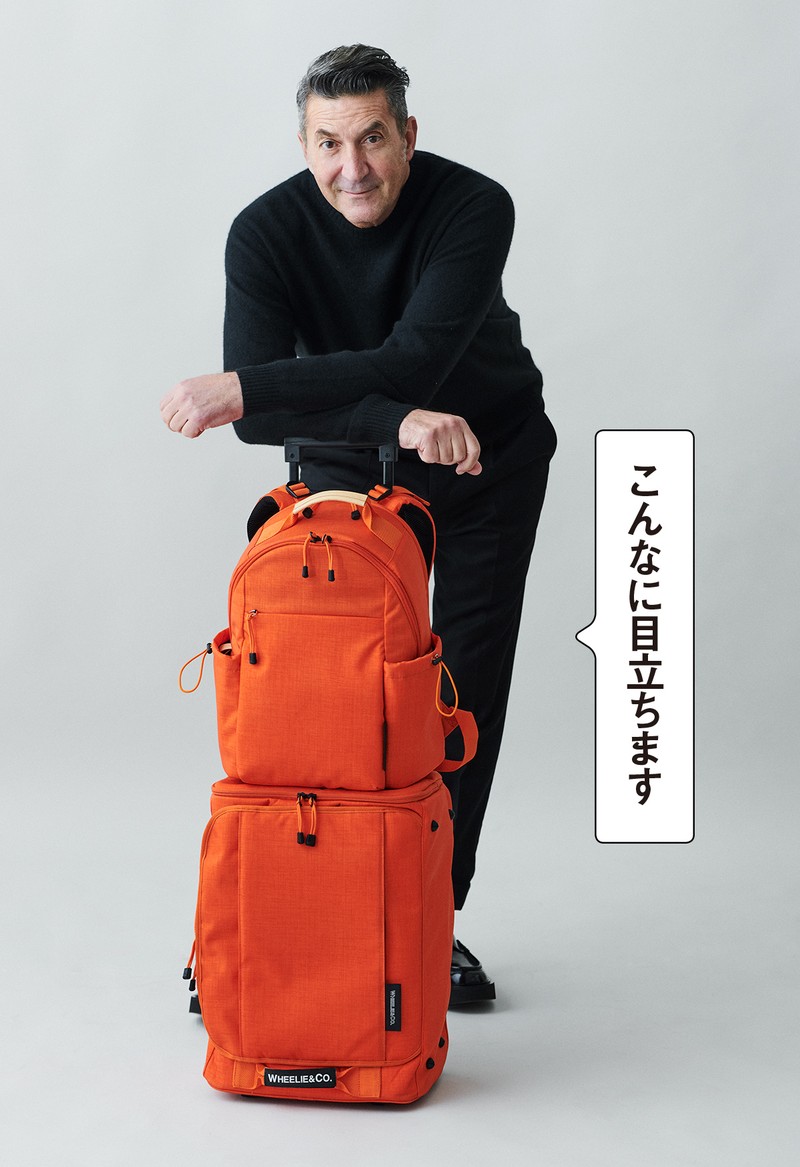 バックパック2万9700円、スーツケース3万8500円/ともにウィーリー&コー、ニット4万9500円/スリードッツ、パンツ5万2800円/PT トリノ、 靴15万7300円/セルジオ ロッシ(すべて買えるLEON)