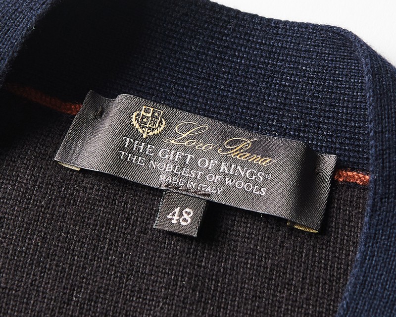 カーディガン101万5300円/ロロ・ピアーナ(ロロ・ピアーナ ジャパン)