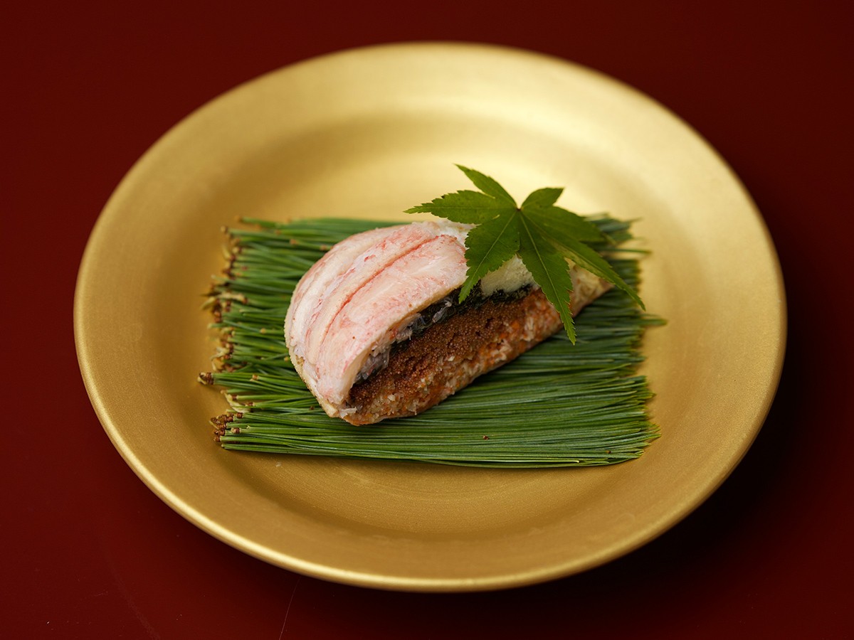 Sushi Masaki Saito 前菜の一例のセコガニ。