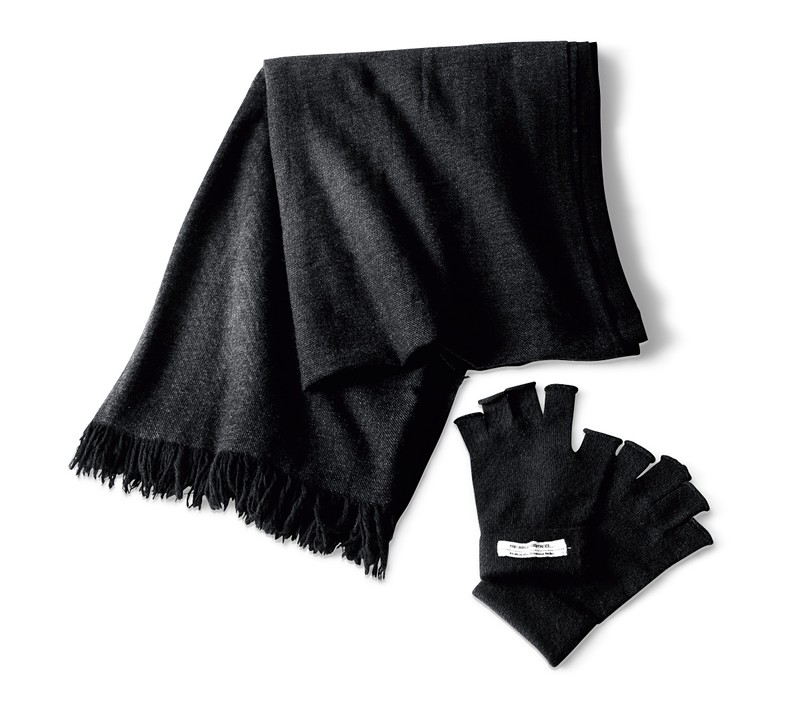 ストール10万7800円/コモリ(ワグ インク)、グローブ1万1000円/ザ・イノウエブラザーズ(ザ・イノウエブラザーズジャパン)