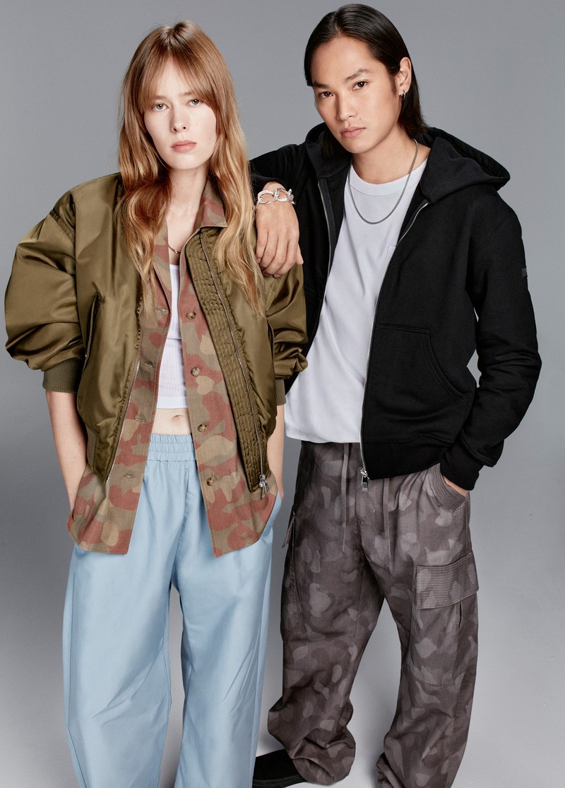 ▲ 男性●パーカ「FADO(ファド)」5万600円、Tシャツ「PEPPINO(ペッピーノ)」2万4200円、パンツ「MODO(モド)」5万2800円 女性●ブルゾン「OTTAMOTA(オッタモータ)」7万4800円、シャツ「LITOLIMA(リトリーマ)」4万4000円/すべてタトラス(タトラス コンセプトストア 青山店)※その他すべて参考商品