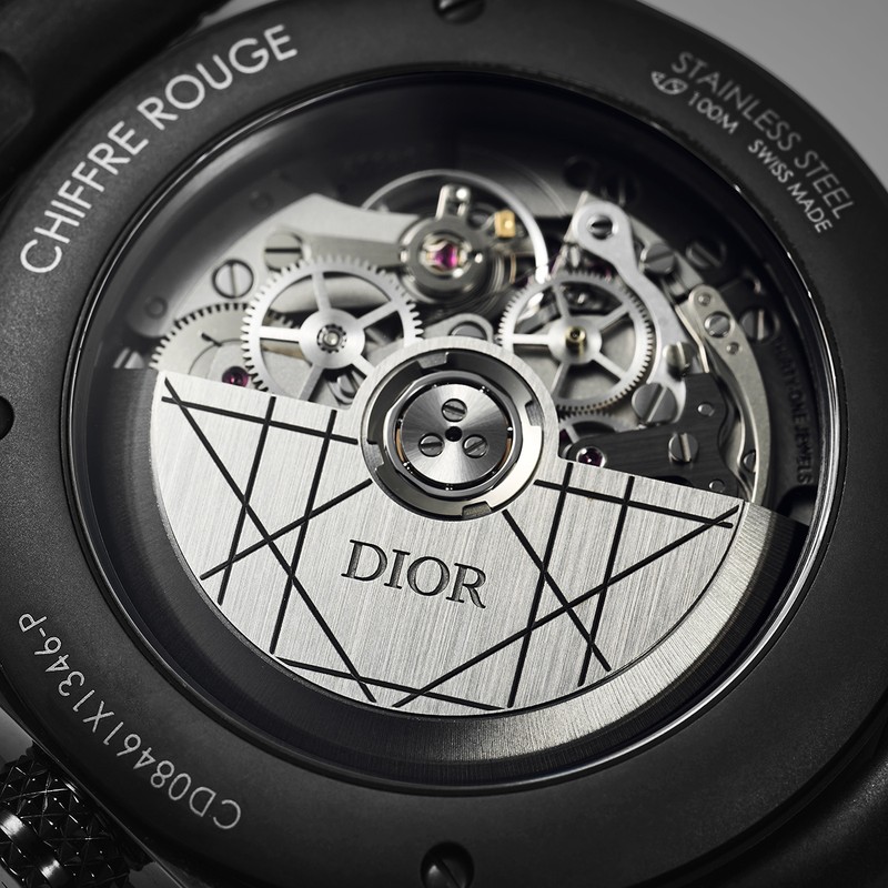 ディオール」から黒と赤の衝撃！ モードな新生タイムピースが登場です