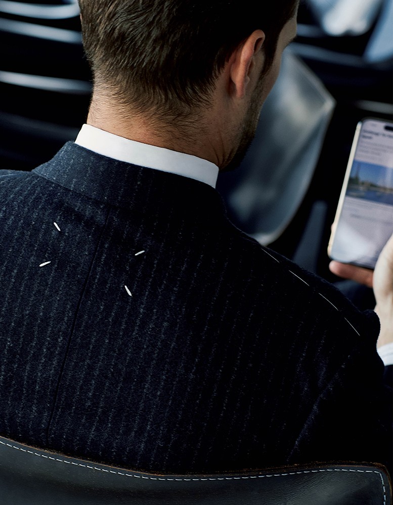 ▲ ジャケット45万5400円、パンツ23万9800円、シャツ10万8900円、バッグ46万5300円/すべてメゾン マルジェラ(マルジェラ ジャパン クライアントサービス)、そのほかはスタイリスト私物