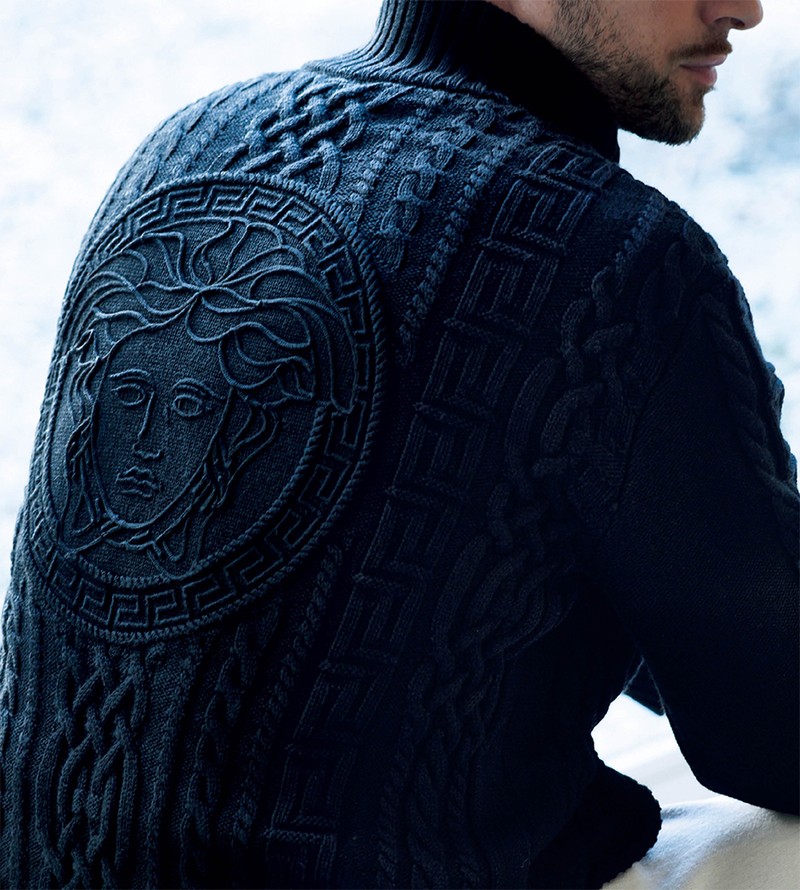 ▲ ニット22万1100円、パンツ9万3500円/ともにヴェルサーチェ(ヴェルサーチェ ジャパン)