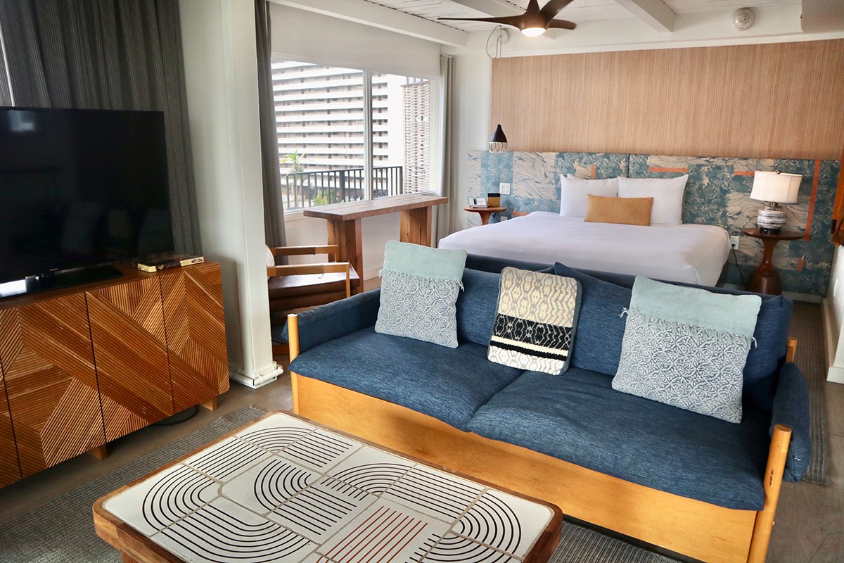 星野リゾート サーフジャック ハワイ 家具やインテリアファブリックに統一感のあるサーフコテージ風の客室。