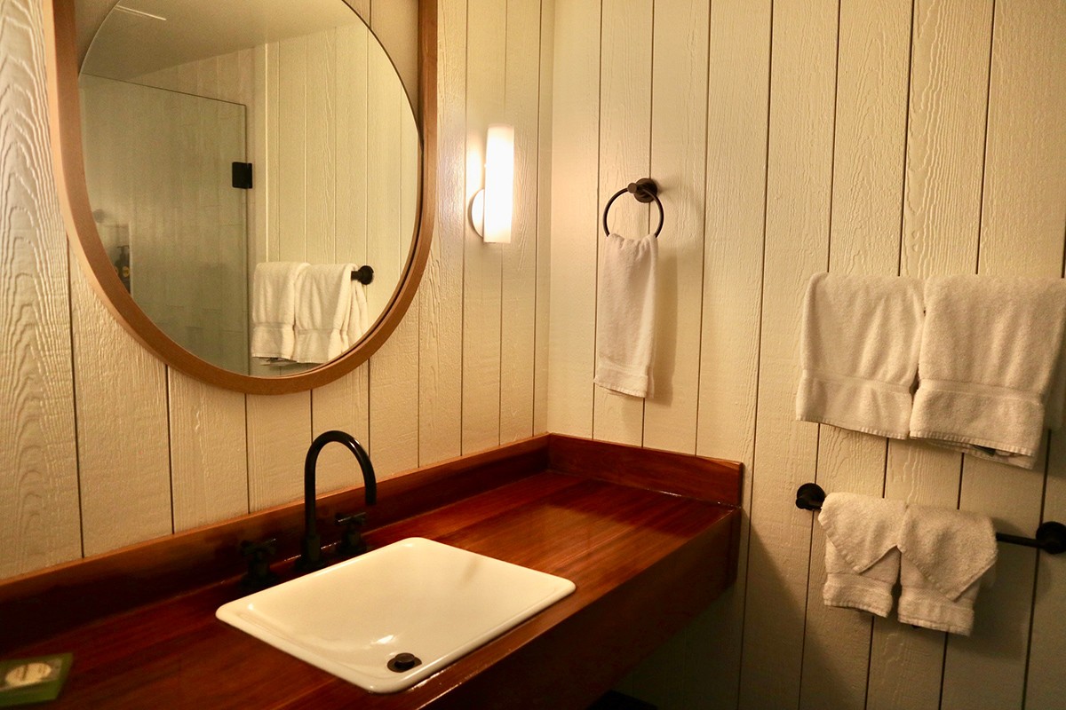 星野リゾート サーフジャック ハワイ シャワールーム併設の洗面台は使い勝手のよいコンパクトなサイズ感。