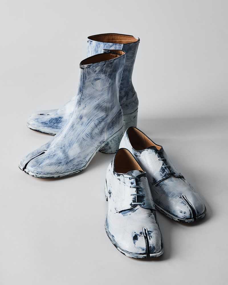 左●ブーツ20万4600円、右●靴17万500円/ともにメゾン マルジェラ(マルジェラ ジャパン クライアントサービス)