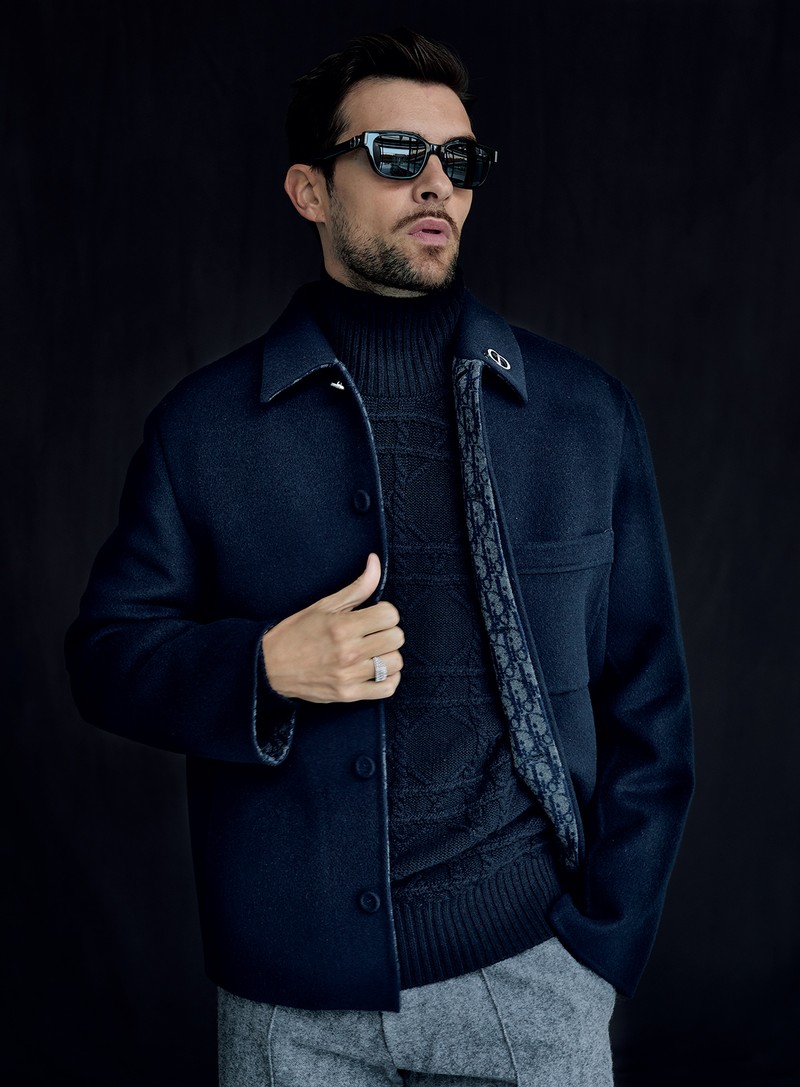 ▲ ブルゾン81万円、ニット45万円、パンツ74万円、サングラス7万4500円、ブローチ7万7000円、リング7万7000円/すべてディオール (すべてクリスチャン ディオール)