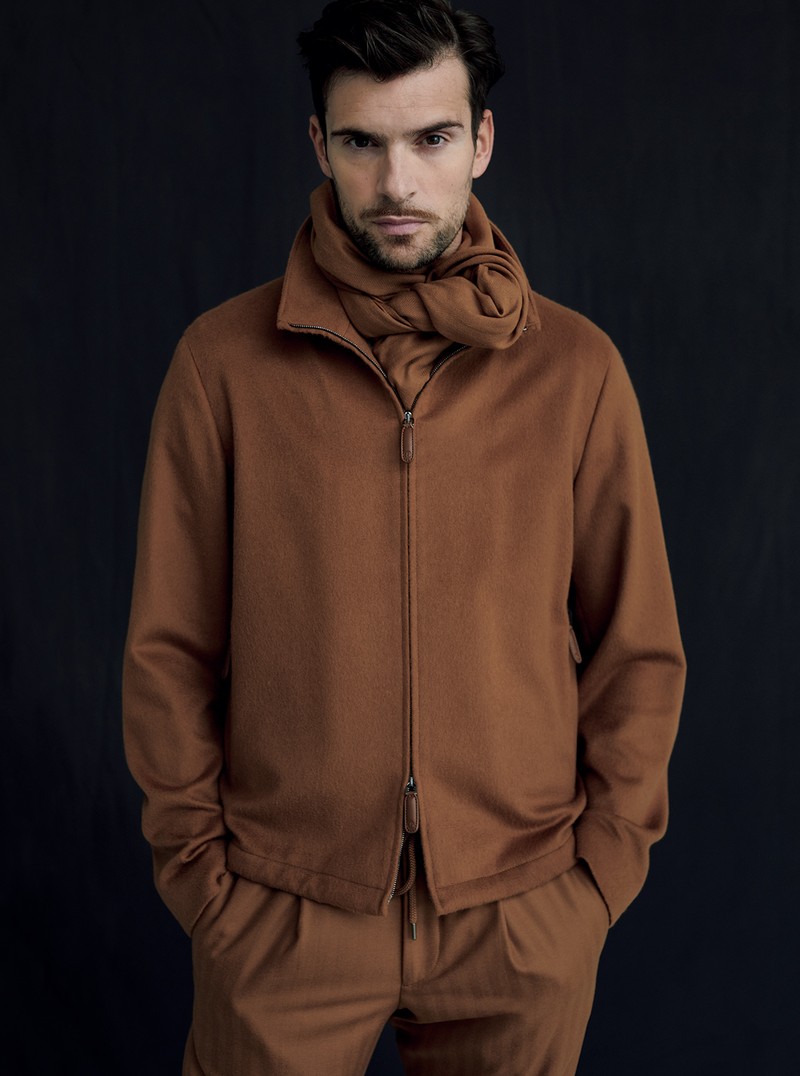 ▲ ブルゾン253万円、パンツ220万円、ストール68万2000円/すべてジョルジオ アルマーニ(ジョルジオ アルマーニ ジャパン)