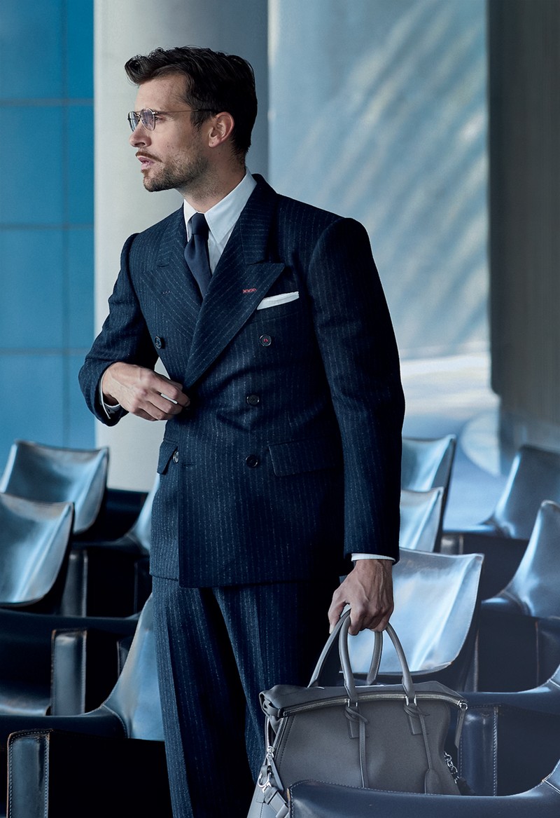 ▲ ジャケット45万5400円、パンツ23万9800円、シャツ10万8900円、バッグ46万5300円/すべてメゾン マルジェラ(マルジェラ ジャパン クライアントサービス)、そのほかはスタイリスト私物