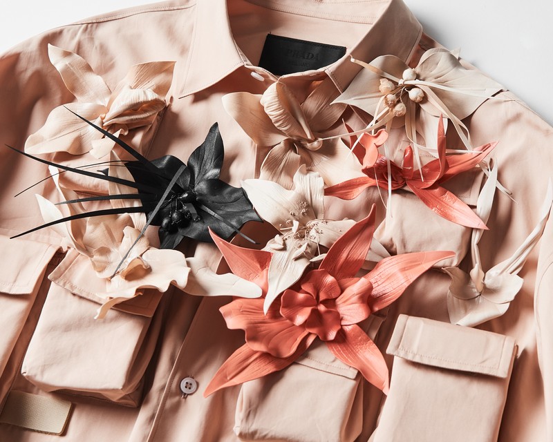 シャツ68万2000円/プラダ(プラダ クライアントサービス)