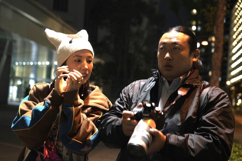 『撮影/鏑木真一』で秋山竜次さんに演技指導する仲 里依紗監督。