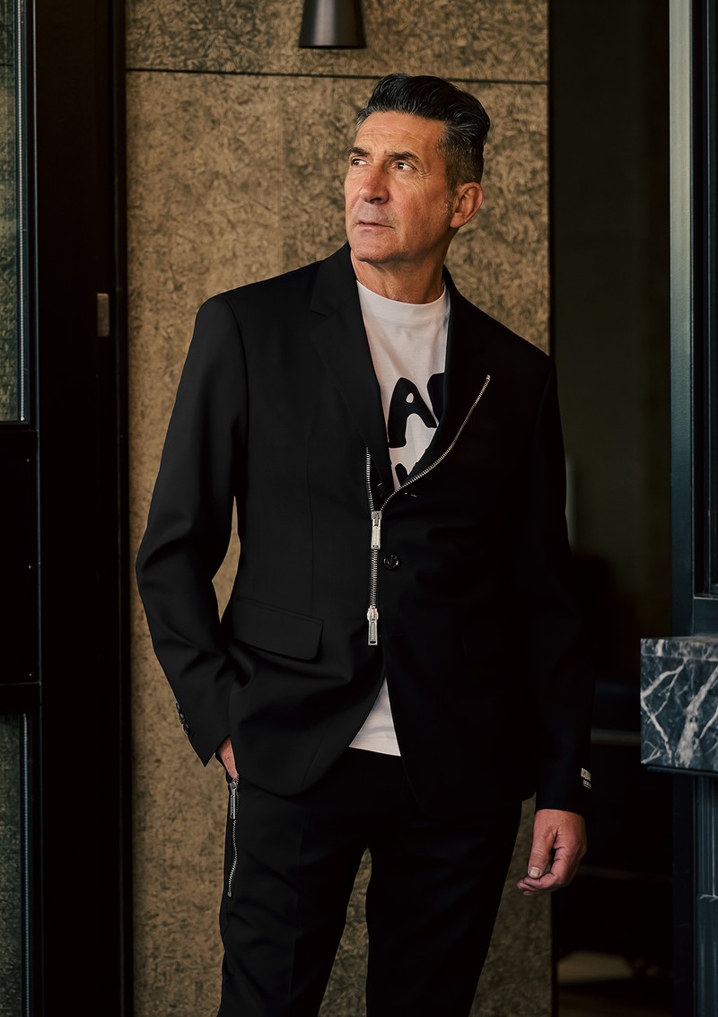 ジャケット25万7400円、パンツ9万4600円、Tシャツ5万2800円/すべてディースクエアード(すべて買えるLEON)