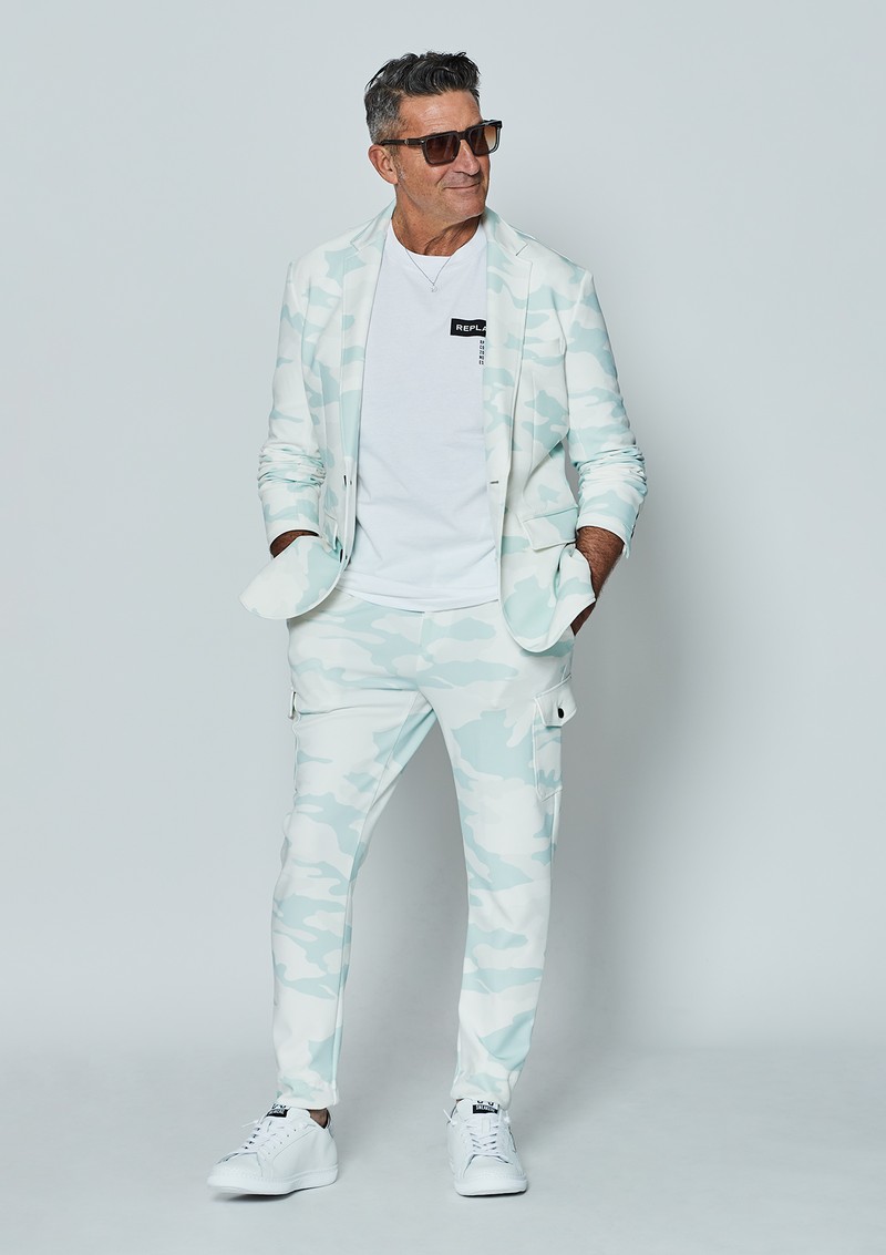 ジャケット4万9500円、パンツ4万700円／ともにwjk、カットソー1万4300円／リプレイ、スニーカー3万4100円／ツースター、サングラス2万7500円／ポリス、ネックレス75万200円／宝石みのわ（すべて買えるLEON）