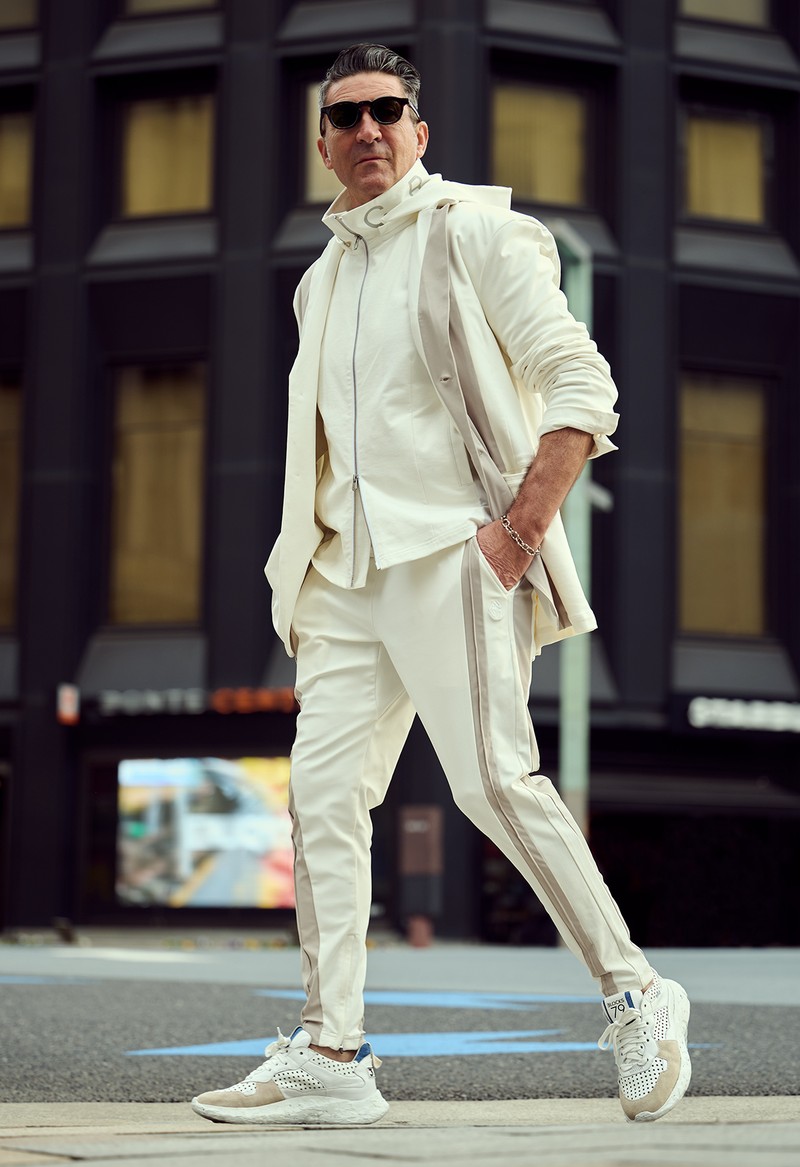 ジャケット4万4000円、ベスト3万3000円、パンツ2万2000円/すべてクロノス、スニーカー4万9500円/ブロックス79、サングラス3万5200円/アイヴォル、ブレスレット169万4000円/ラギッド マインド(すべて買えるLEON)