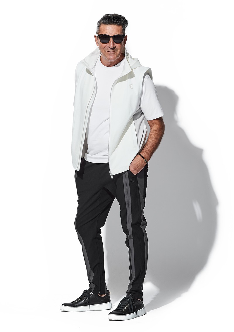 ベスト3万3000円/クロノス、Tシャツ1万5400円/エムバイ、スニーカー11万7700円/セルジオ ロッシ、サングラス2万7500円/アイヴォル、ブレスレット4万4000円/IVXLCDM(すべて買えるLEON)