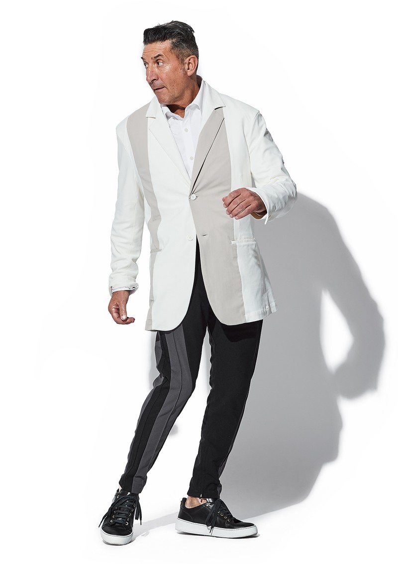 ジャケット4万4000円/クロノス、スニーカー11万7700円/セルジオ ロッシ(ともに買えるLEON)