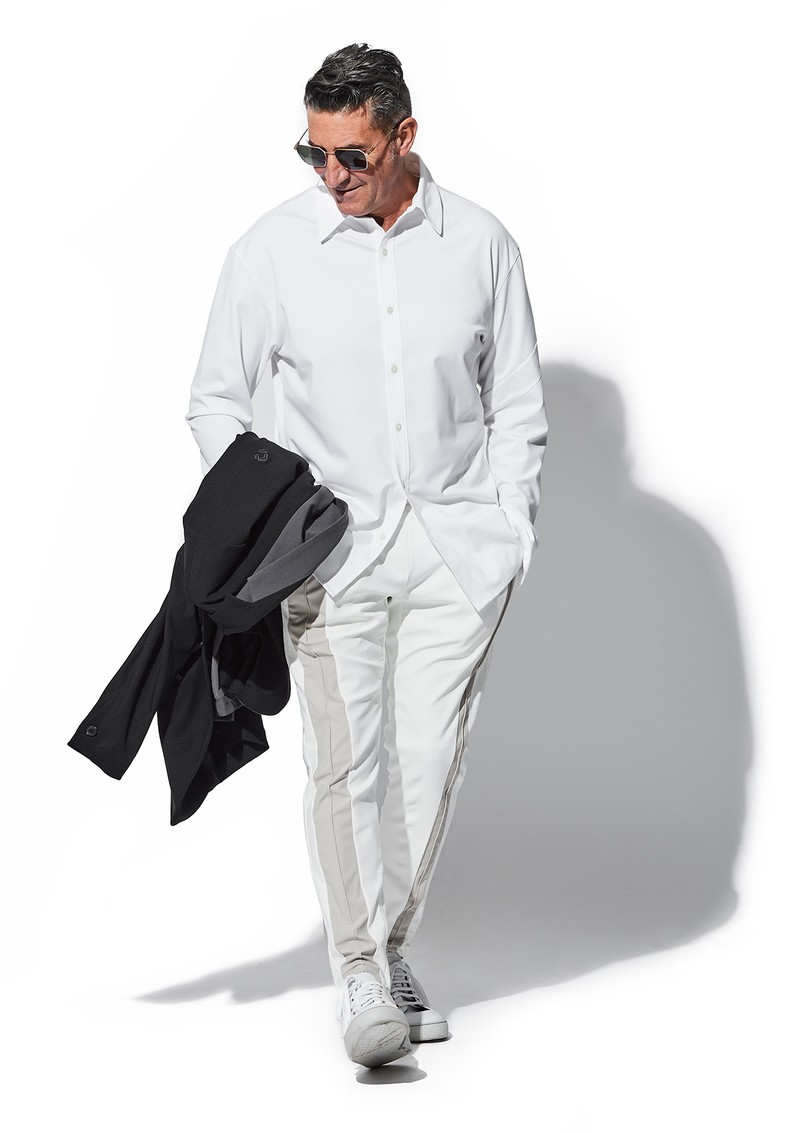 シャツ2万2000円/クロノス、スニーカー11万7700円/セルジオ ロッシ、サングラス2万5300円/ポリス(すべて買えるLEON)