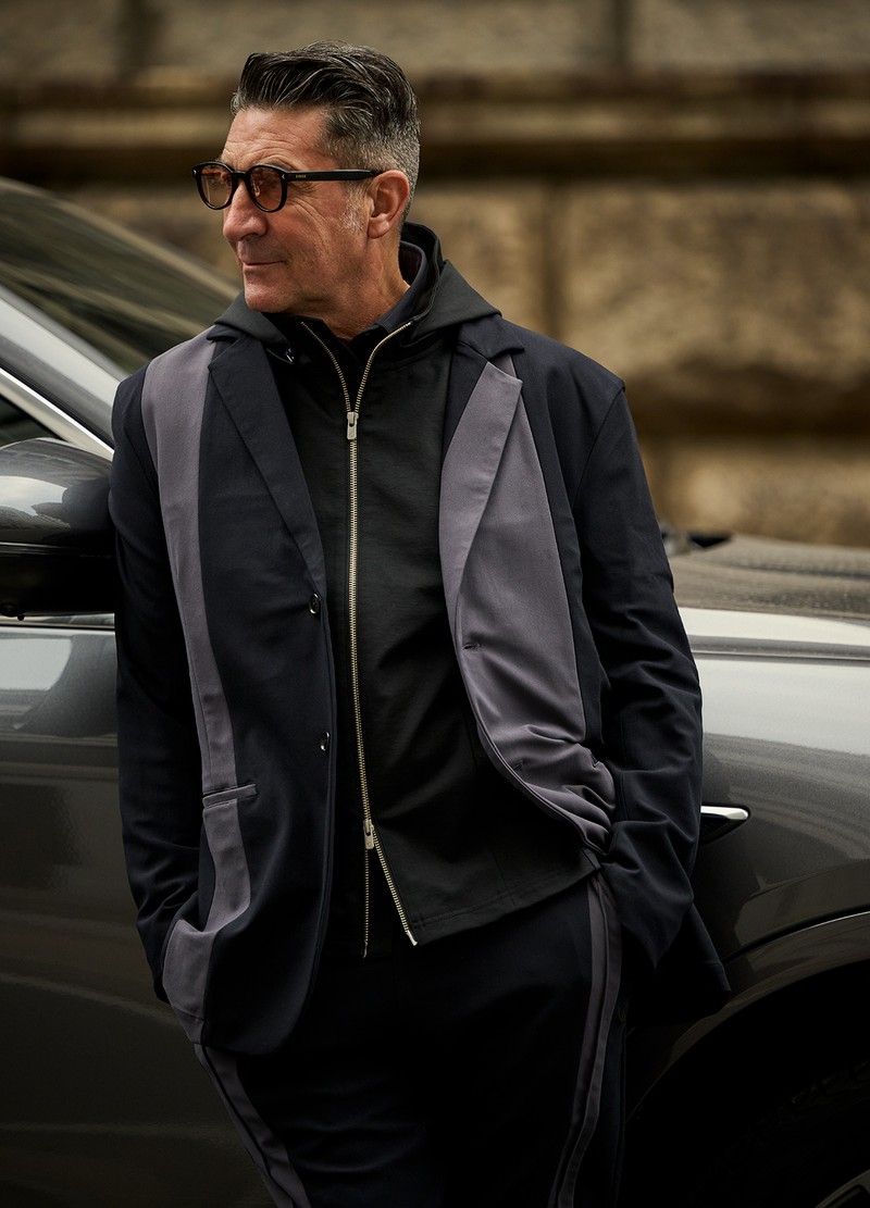 ジャケット4万4000円、ベスト3万3000円、シャツ2万2000円、パンツ2万2000円/すべてクロノス、サングラス3万9600円/ロッツァ(すべて買えるLEON)