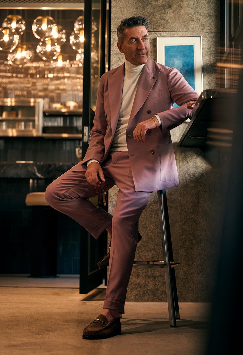 スーツ16万5000円／タリアトーレ、ニット4万7300円／オジオ、靴7万4800円／ヴェラスカ、サングラス3万9600円／ロッツァ、ブレスレット40万8100円／オロ アルテ（すべて買えるLEON）