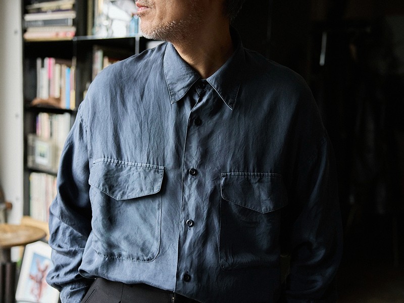 ゆったりフィットのこのシャツはユナイテッド トウキョウのもの。シルクは触れても触れられても心地よい素材です。吉野さんは数回洗いを掛けて、シルクの艶を適度に抑えているのだそう。