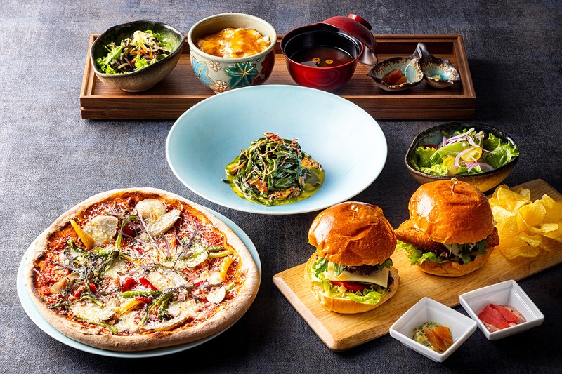 ネイバーフッド PIZZA(2500円)や、赤かぶと紅蓼の鮎カツバーガー(2500円)など、地元の食材を使った料理も充実。