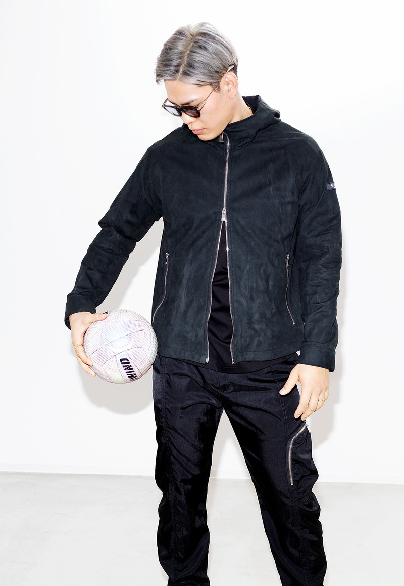 ブルゾン9万9000円、Tシャツ2万4200円、パンツ4万8400円、サングラス3万9600円/すべてタトラス(タトラス コンセプトストア 青山店)、リング(右手)27万5000円、ゴールドブレス47万3000円、テニスブレス71万5000円/シンパシー オブ ソウル(S.O.S fp 恵比寿本店、そのほかは私物
