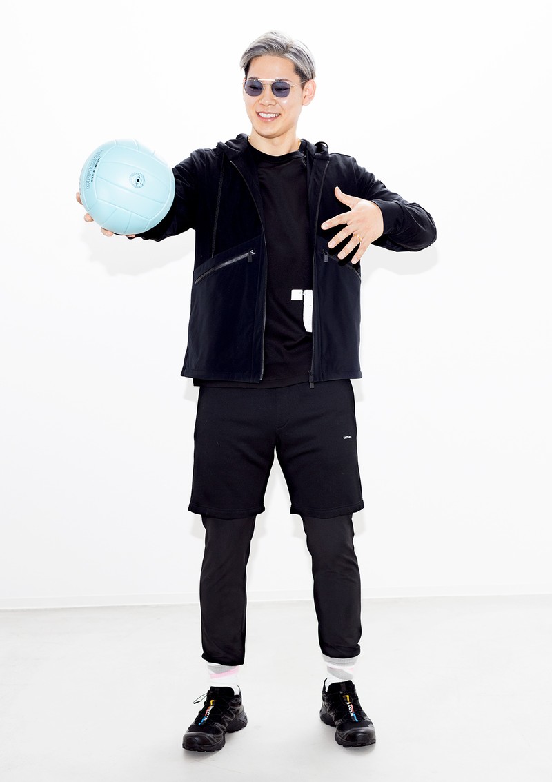ブルゾン6万3800円、パンツ4万1800円、レイヤードしたショートパンツ3万800円、Tシャツ2万2000円/すべてタトラス(タトラス コンセプトストア 青山店)、サングラス5万7200円/アイヴァン(アイヴァン 東京ギャラリー)、ネックレスは私物、リング27万5000円、ゴールドブレス47万3000円、テニスブレス71万5000円/シンパシー オブ ソウル(S.O.S fp 恵比寿本店)
