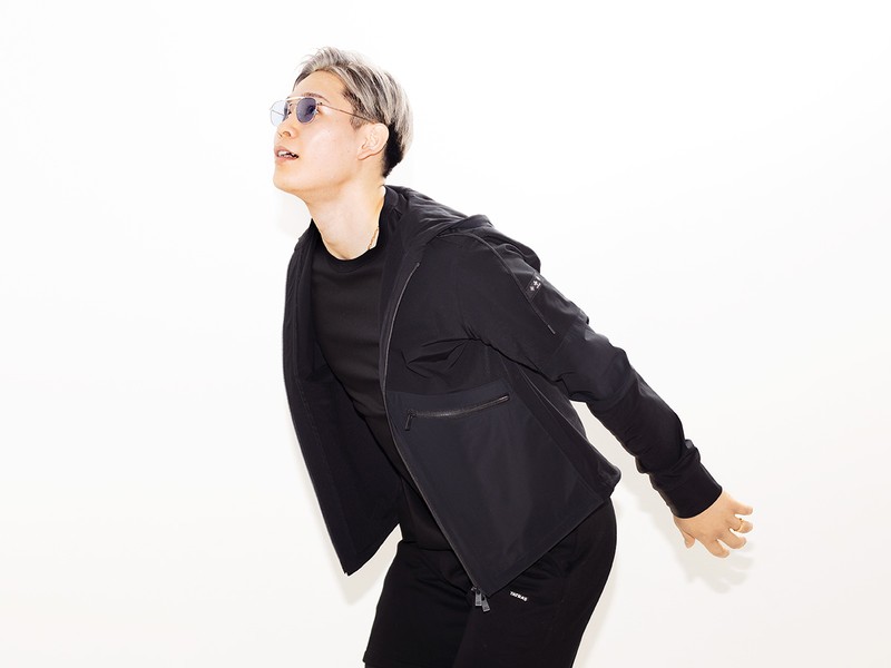 ブルゾン6万3800円、パンツ4万1800円、レイヤードしたショートパンツ3万800円、Tシャツ2万2000円/すべてタトラス(タトラス コンセプトストア 青山店)、サングラス5万7200円/アイヴァン(アイヴァン 東京ギャラリー)、ネックレスは私物、リング27万5000円、ゴールドブレス47万3000円、テニスブレス71万5000円/シンパシー オブ ソウル(S.O.S fp 恵比寿本店)