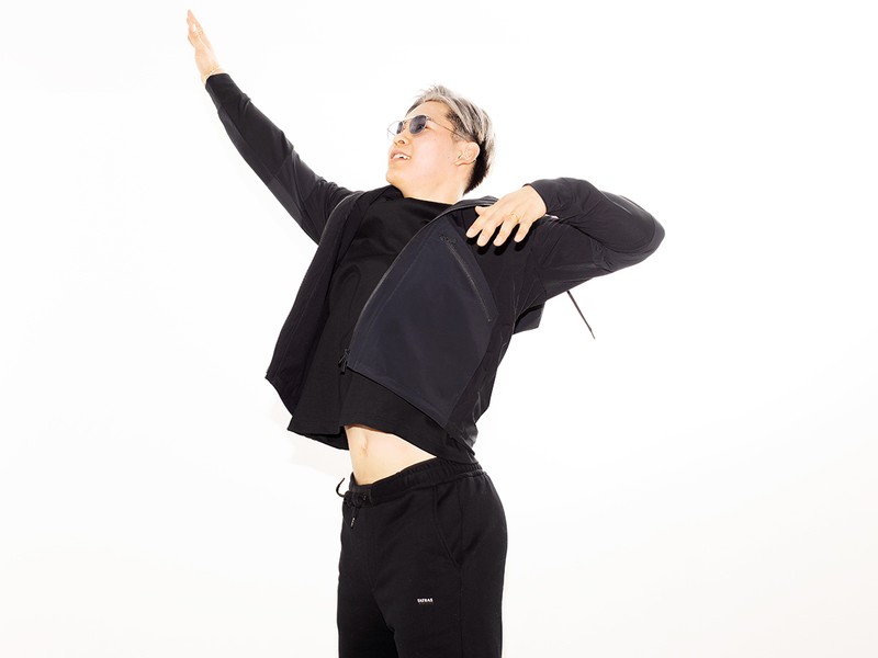 ブルゾン6万3800円、パンツ4万1800円、レイヤードしたショートパンツ3万800円、Tシャツ2万2000円/すべてタトラス(タトラス コンセプトストア 青山店)、サングラス5万7200円/アイヴァン(アイヴァン 東京ギャラリー)、ネックレスは私物、リング27万5000円、ゴールドブレス47万3000円、テニスブレス71万5000円/シンパシー オブ ソウル(S.O.S fp 恵比寿本店)