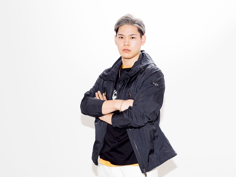 ブルゾン7万7000円、Tシャツ2万2000円、白パン4万1800円 /すべてタトラス、シューズ7万5900円/ロア(すべてタトラス コンセプトストア 青山店)、リング(右手)27万5000円、ゴールドブレス47万3000円 テニスブレス71万5000円/シンパシー オブ ソウル(S.O.S fp 恵比寿本店)、そのほかは私物