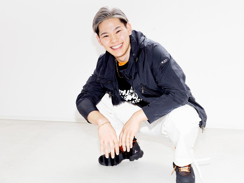 ブルゾン7万7000円、Tシャツ2万2000円、白パン4万1800円 /すべてタトラス、シューズ7万5900円/ロア(すべてタトラス コンセプトストア 青山店)、リング(右手)27万5000円、ゴールドブレス47万3000円 テニスブレス71万5000円/シンパシー オブ ソウル(S.O.S fp 恵比寿本店)、そのほかは私物