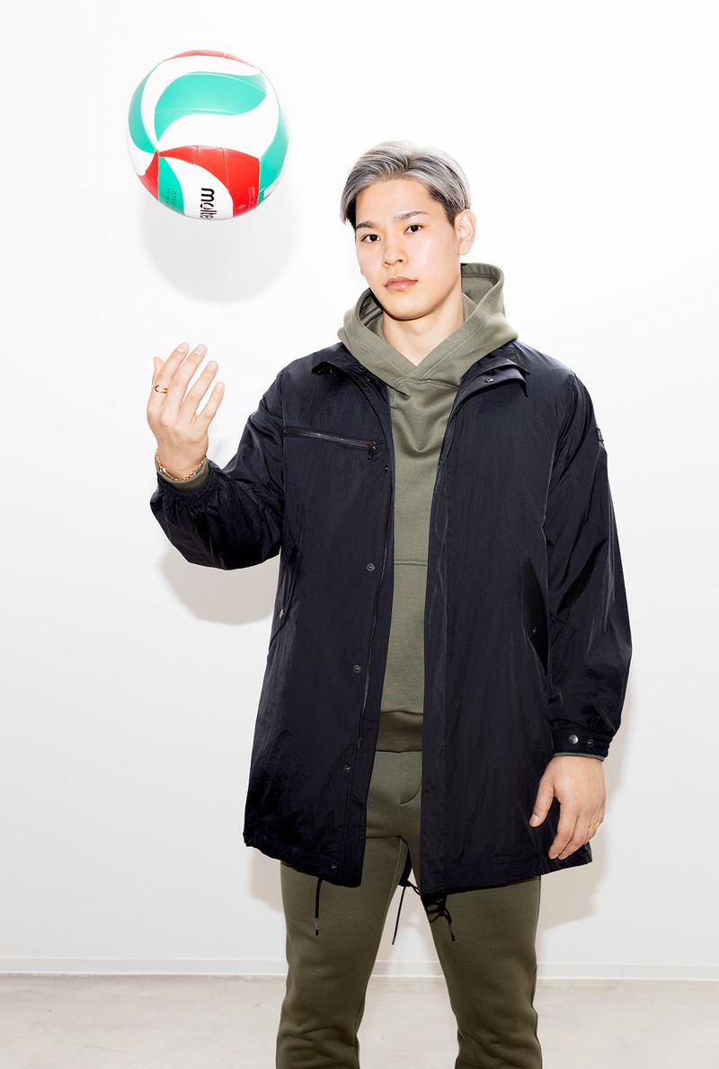 コート8万5800円、パーカ3万7400円、スウェットパンツ3万5200円 /すべてタトラス、シューズ2万8600円/サロモン(すべてタトラス コンセプトストア 青山店)