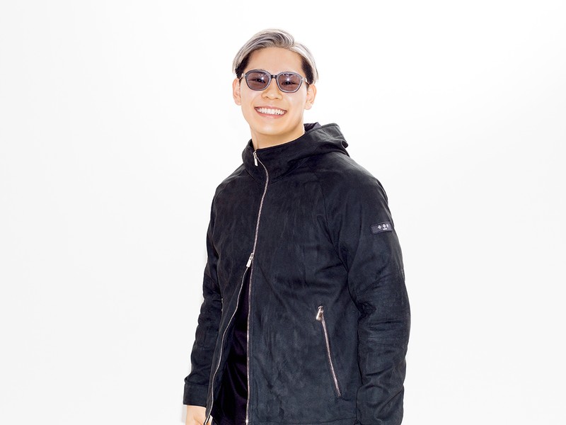 ブルゾン9万9000円、Tシャツ2万4200円、パンツ4万8400円、サングラス3万9600円/すべてタトラス(タトラス コンセプトストア 青山店)