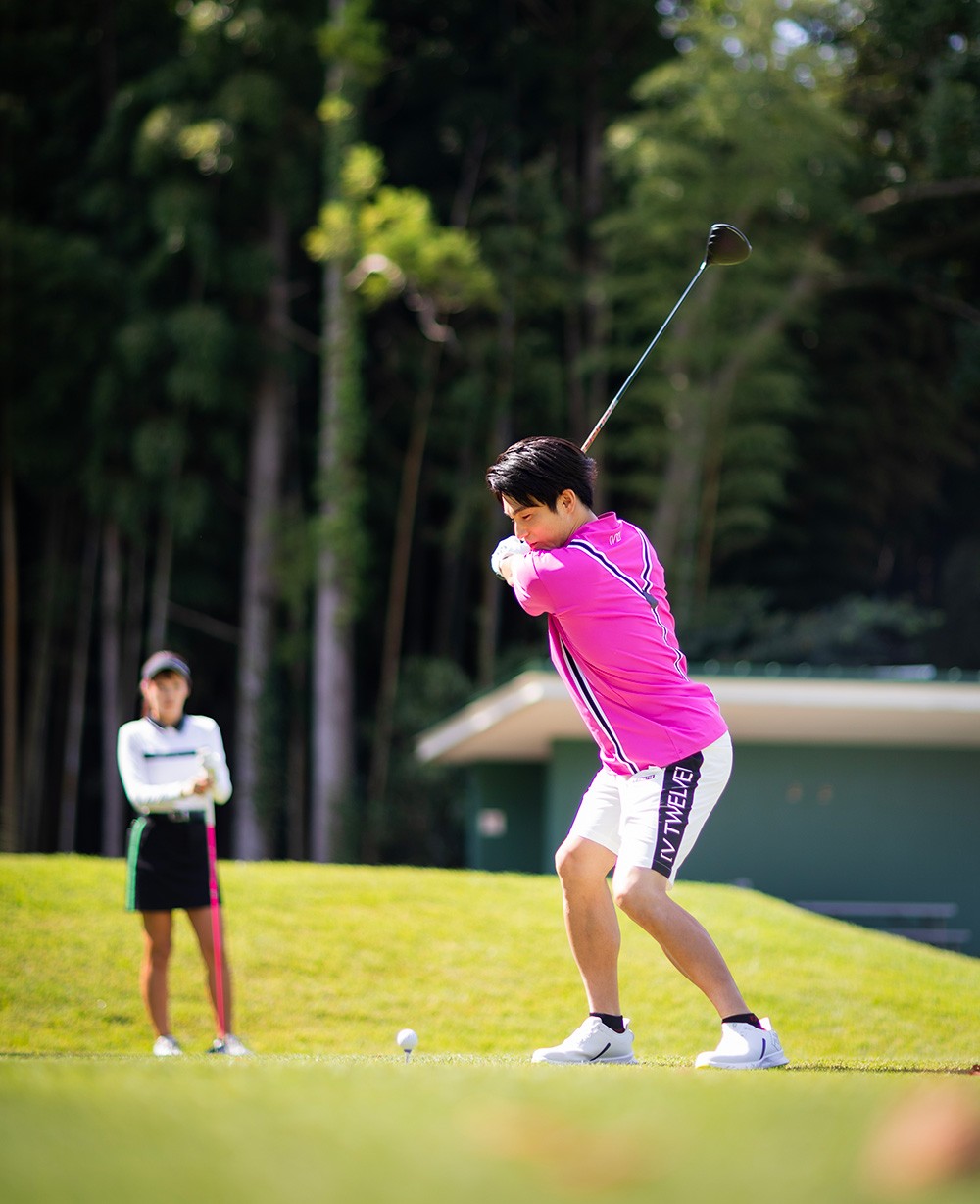 中尾明慶さん、難易度高めのゴルフコースで100切り中間テストに挑戦！ | 著名人 | LEON レオン オフィシャルWebサイト