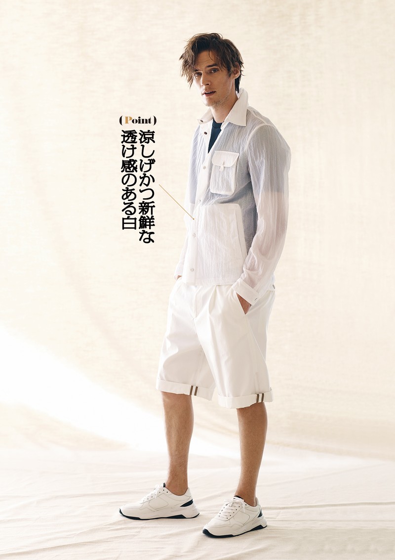 シャツ9万9000円、Tシャツ3万3000円、ショーツ4万2900円、スニーカー8万2500円/すべてヘルノ(ヘルノ・ジャパン)