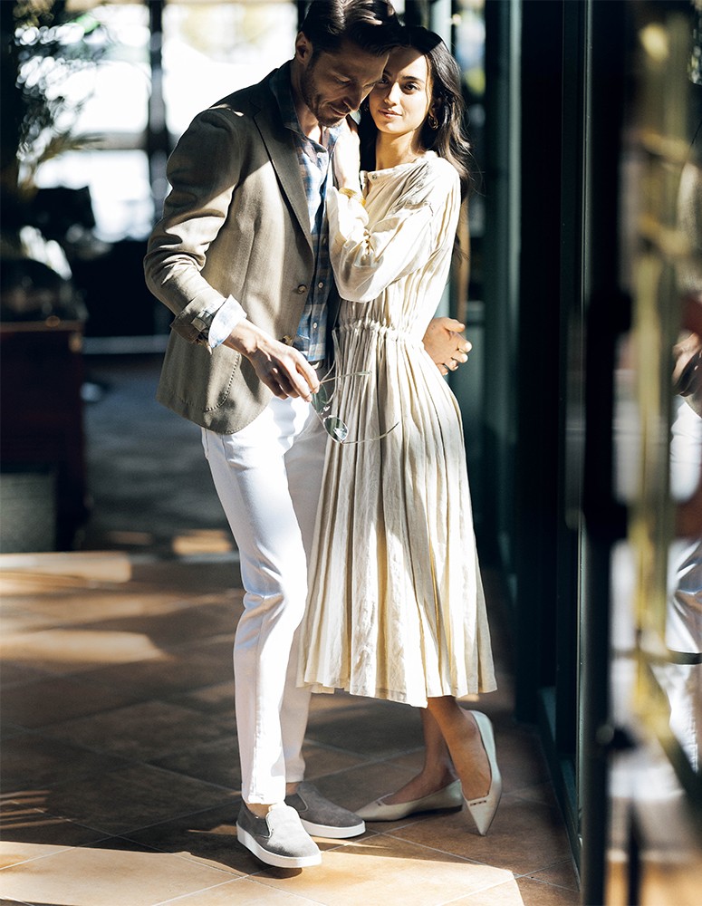 男性●デニム3万5200円/ロイ ロジャース(アマン)、ジャケット16万2800円/ボリオリ、シャツ4万1800円/フィナモレ、ベルト3万800円/アルベルト ルティ、シューズ4万1800円/ペリーコ サニー(すべてアマン)、サングラス、時計はスタイリスト私物 女性●シューズ6万8200円/ペリーコ(アマン)、ワンピース、アクセサリーはスタイリスト私物