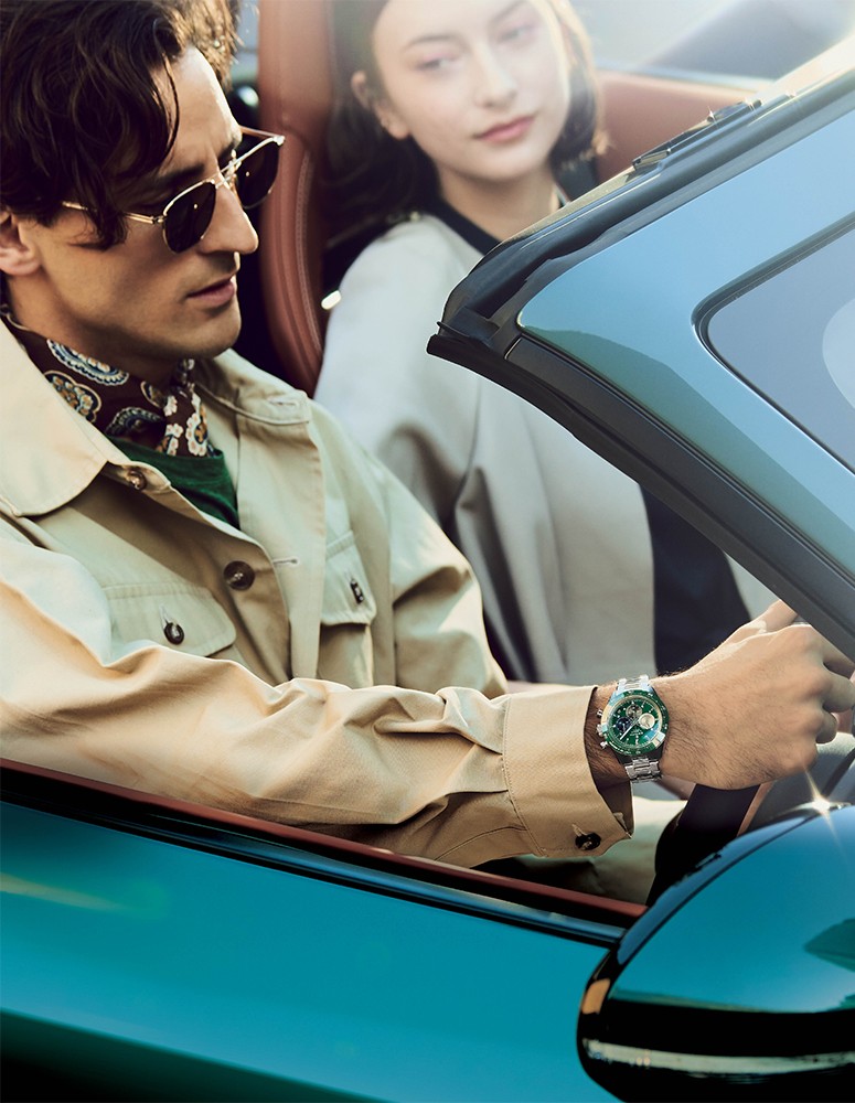 ▲ 「クロノマスター スポーツ グリーン」自動巻き、SSケース（41mm）×ブレスレット。10気圧防水。149万6000円／ゼニス、男性●ジャケットは参考商品／ハンティング・ワールド（ハンティング・ワールド帝国ホテル店）、Tシャツ2万8600円／チェントヴェンティペルチェント リノ（コロネット）、スカーフ1万2100円／ヴィンセンツォ ミオッツァ（真下商事）、サングラス6万8200円／アイヴァン 7285（アイヴァン 7285 トウキョウ）　女性●ジャケット10万5600円／ロゥタス（ロゥタスカスタマーサービス）、ワンピース7万5900円／バルバ ナポリ（コロネット）