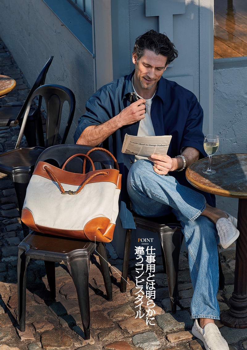 バッグ[W42×H35×D18㎝]101万7500円、シャツ17万4900円、Tシャツ12万1000円、デニム14万9600円、靴14万8500円、ブレスレットは参考商品／すべてボッテガ・ヴェネタ（ボッテガ・ヴェネタ ジャパン）、サングラス7万2600円／ボッテガ・ヴェネタ（ケリング アイウエア ジャパン カスタマーサービス）