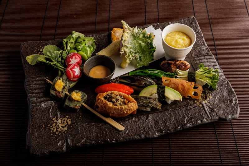 野菜の握り八貫、野菜とキヌアのいなり寿司、季節のすり流し、生麩田楽、野菜天ぷら、野菜スティックと、なかなかの品数でお値段5500円(※季節によって内容が変わります)。今日はヘルシーにサクッと、という時や、食事相手などからベジ指定(海外ゲストにたまにある)があった際のオプションにぜひ。和食でヴィーガンというのも珍しいですし、味も「SUSHI権八」のクオリティゆえ大変良し! 日本酒とも合いそうなラインナップ。