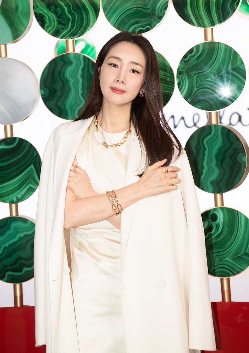 女優のチェ・ジウは『イコニカ』を大胆にコーディネート。