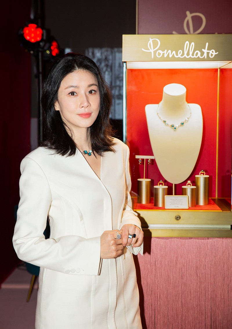 『ヌード』の重ね付けがエレガントな女優のイ・ボヨン。