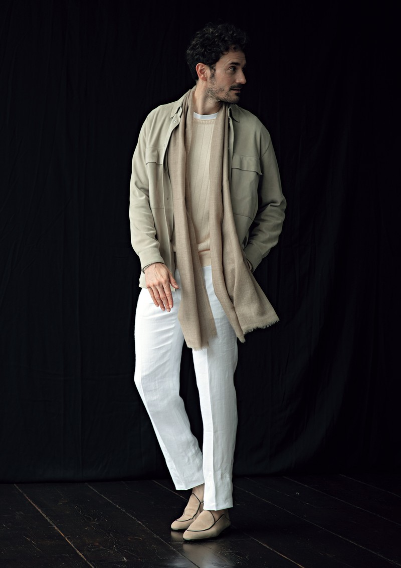 レザーシャツ11万円/アルマ(トレメッツォ)、ニット3万9600円/グランサッソ(エスディーアイ)、Tシャツ2万4200円/フェデリ(トレメッツォ)