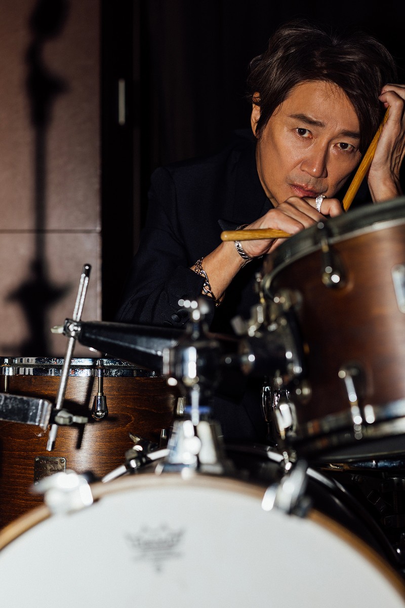 近藤真彦 タキシード60万円、シューズ15万4000円、リング7万7000円、ブレスレット11万5000円、バングル11万円、ラペルにつけたネックレス12万円、ラペルにつけたピアス6万円/すべてディオール(クリスチャン ディオール)
