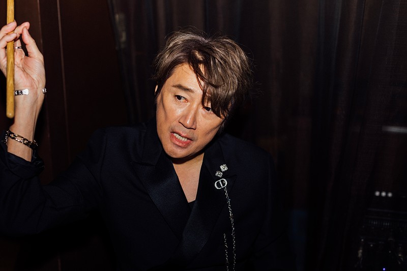 近藤真彦 タキシード60万円、シューズ15万4000円、リング7万7000円、ブレスレット11万5000円、バングル11万円、ラペルにつけたネックレス12万円、ラペルにつけたピアス6万円/すべてディオール(クリスチャン ディオール)