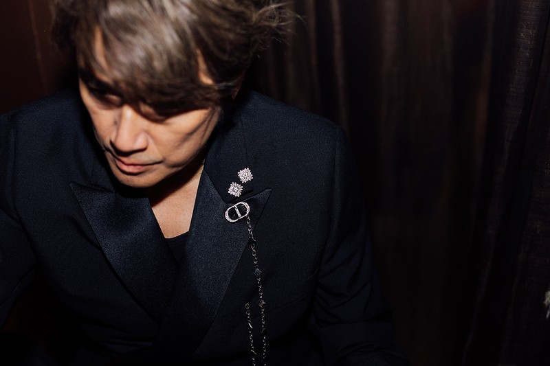 近藤真彦 タキシード60万円、シューズ15万4000円、リング7万7000円、ブレスレット11万5000円、バングル11万円、ラペルにつけたネックレス12万円、ラペルにつけたピアス6万円/すべてディオール(クリスチャン ディオール)