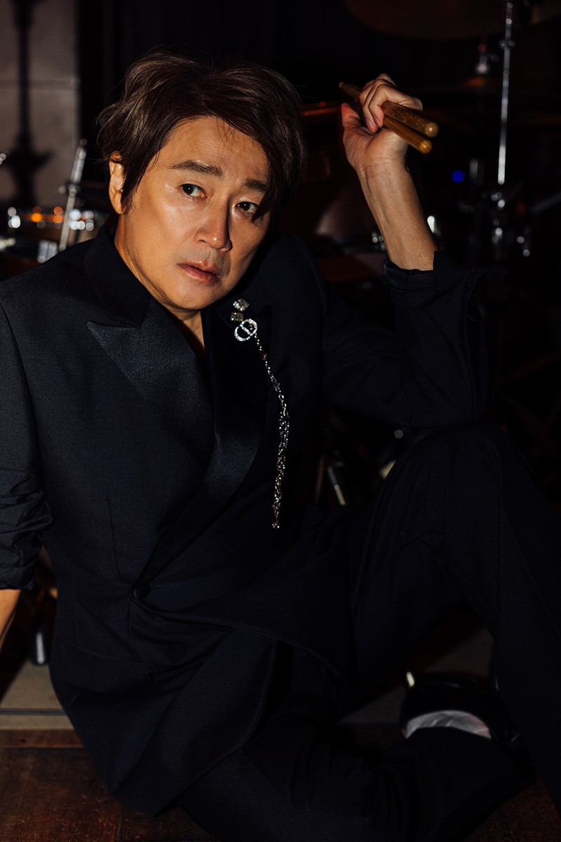 近藤真彦 タキシード60万円、シューズ15万4000円、リング7万7000円、ブレスレット11万5000円、バングル11万円、ラペルにつけたネックレス12万円、ラペルにつけたピアス6万円/すべてディオール(クリスチャン ディオール)